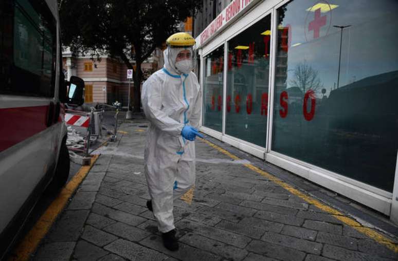 Trabalhador sanitário aguarda pacientes com Covid em hospital de Gênova, na Itália