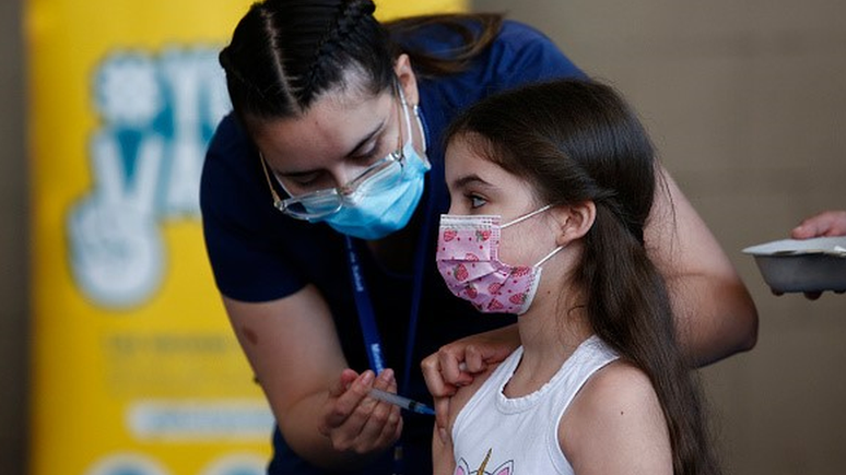 Vacinação das crianças contra a covid é ponto-chave para controlar a pandemia, indicam especialistas