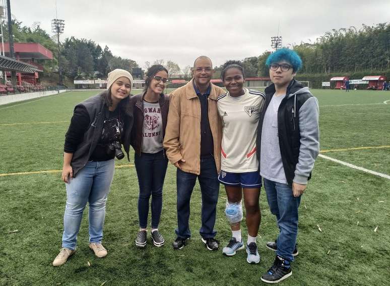 Victor, à direita, com colegas da faculdade após a cobertura de um treino de futebol profissional