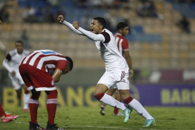 Igor Jesus comemora o gol que garantiu o Flamengo na terceira fase da Copinha (Foto: Gilvan de Souza/Flamengo)