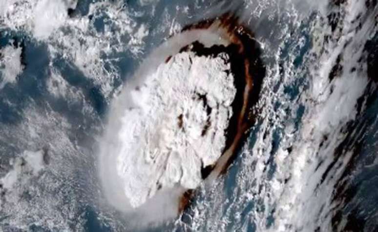 Imagem de satélite mostra erupção submarina perto da costa de Tonga