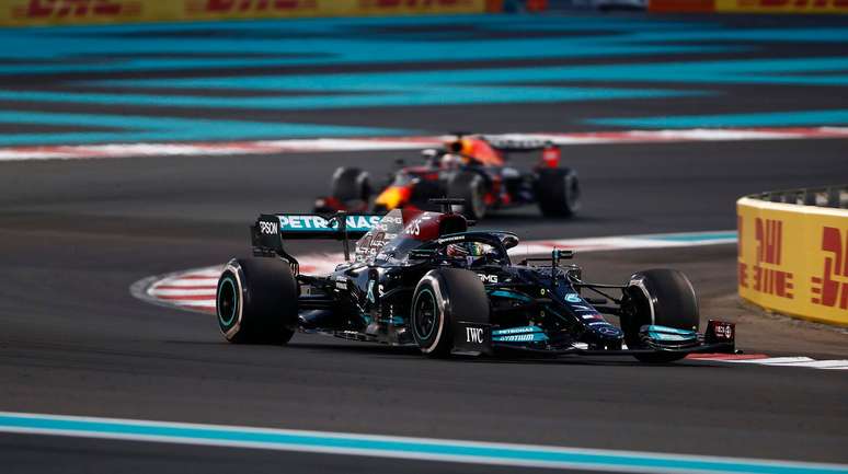 Lewis Hamilton foi derrotado por Max Verstappen só na volta final 