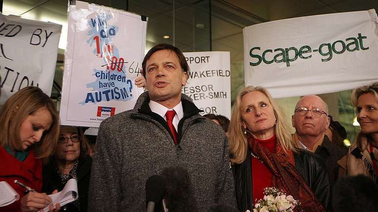 Movimento antivacinação se baseia na desacreditada pesquisa do médico Andrew Wakefield, que falsamente relacionou a vacina contra sarampo, caxumba e rebelde ao autismo em crianças