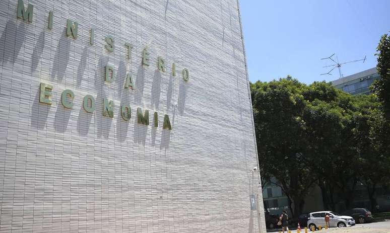 Fachada do Ministério da Economia, em Brasília; governo quer barrar reajuste a servidores utilizando argumentos legais
