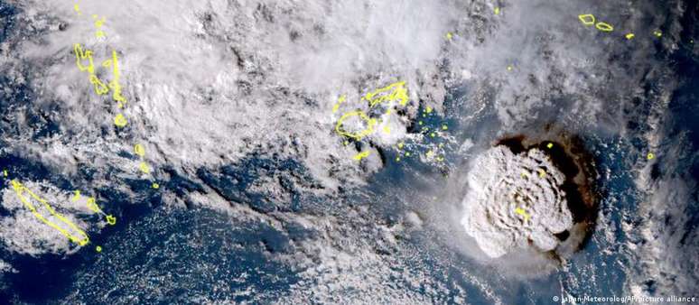 Imagem de satélite mostra erupção de vulcão que provocou tsunami no Pacífico Sul