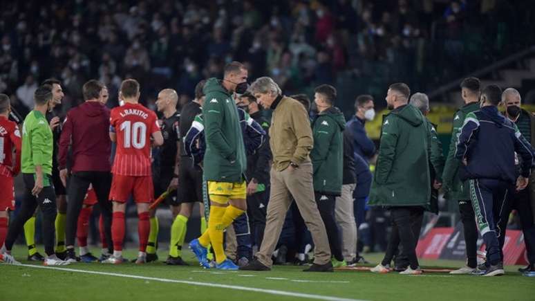 Confusão foi instaurada após jogador do Sevilla ser atingido por barra (Foto: CRISTINA QUICLER / AFP)