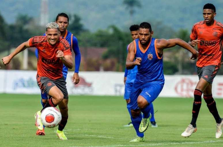 Thiaguinho em ação no jogo-treino entre Flamengo e Nova Iguaçu (Foto: Marcelo Cortes / CRF)