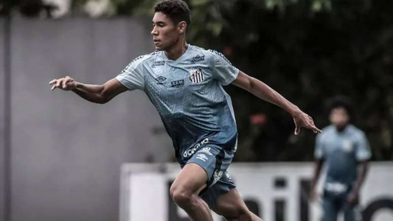 Vinicius Balieiro testou positivo para a Covid-19 e está afastado dos treinos (Divulgação Santos FC)