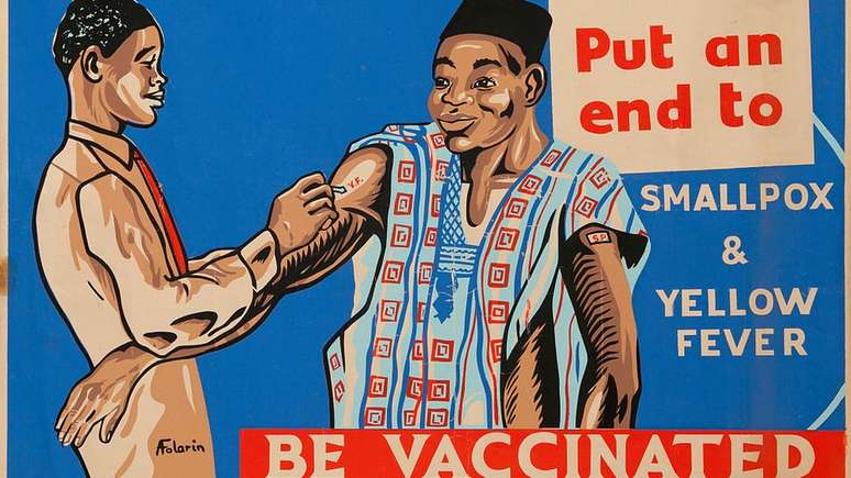Cartaz pedindo vacinas contra varíola e febre amarela na Nigéria durante os anos 60