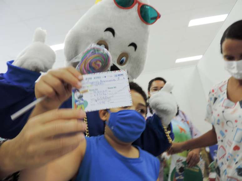 Vacinação de crianças no centro da UFPE, cidade universitária no Recife