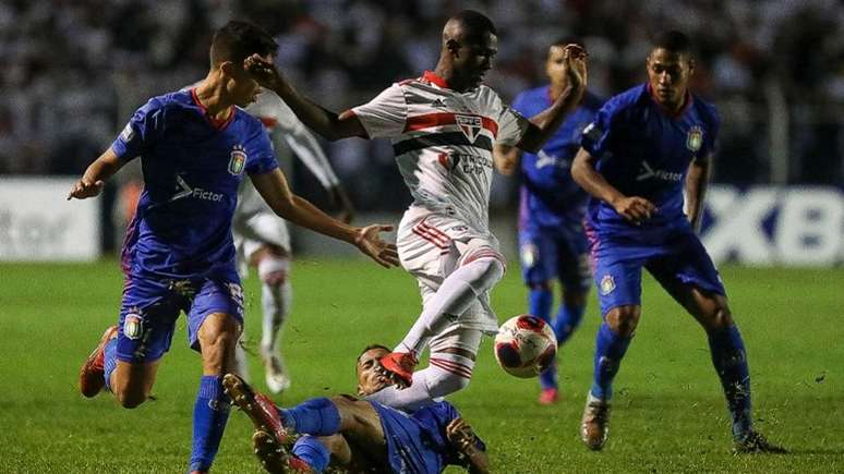 Caetano com a bola nos pés durante o jogo contra o Grêmio