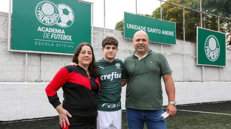 Caio ao lado dos pais (Foto: Divulgação/Fabio Menotti)