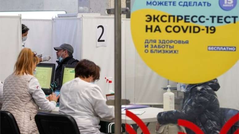 Testagem de covid-19 em Moscou; números oficiais da pandemia não parecem trazer um cenário claro do avanço da covid-19 no país
