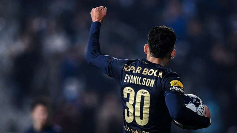 Evanilson marcou três gols neste domingo pelo Porto (Foto: PATRICIA DE MELO MOREIRA / AFP)