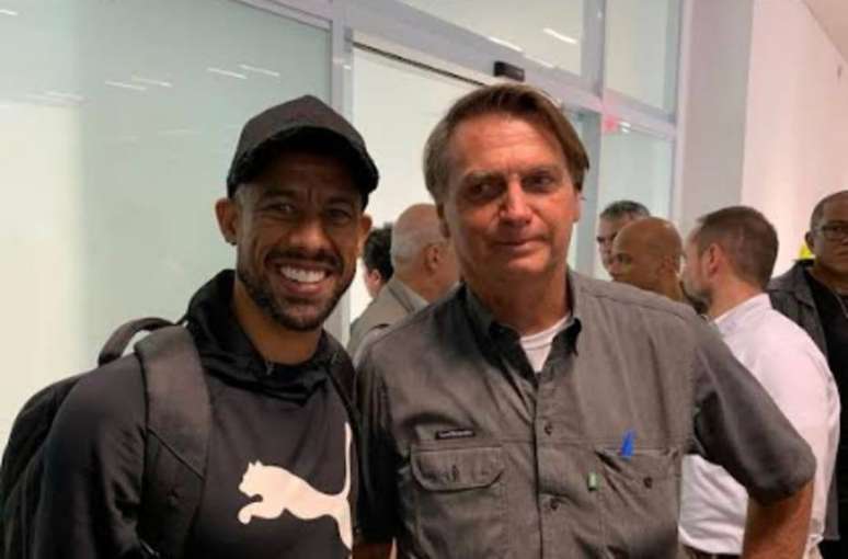 Célio Faria Júnior, chefe do Gabinete Pessoal do Presidente da República, publicou nas redes sociais fotos de Bolsonaro e Léo Moura juntos no Aeroporto Internacional de Macapá. Na tarde deste domingo, as fotos estavam indisponíveis.