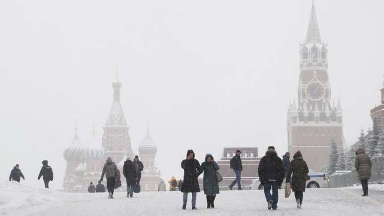 Pessoas andando em Moscou, em foto de dezembro; após avanço da delta, preocupação é com os efeitos da ômicron em uma população com baixas taxas de imunização