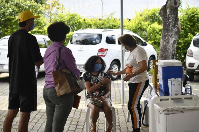 Crian&ccedil;a &eacute; vacinada em Taguatinga neste domingo Mateus Bonomi/AGIF/Estad&atilde;o Conte&uacute;do