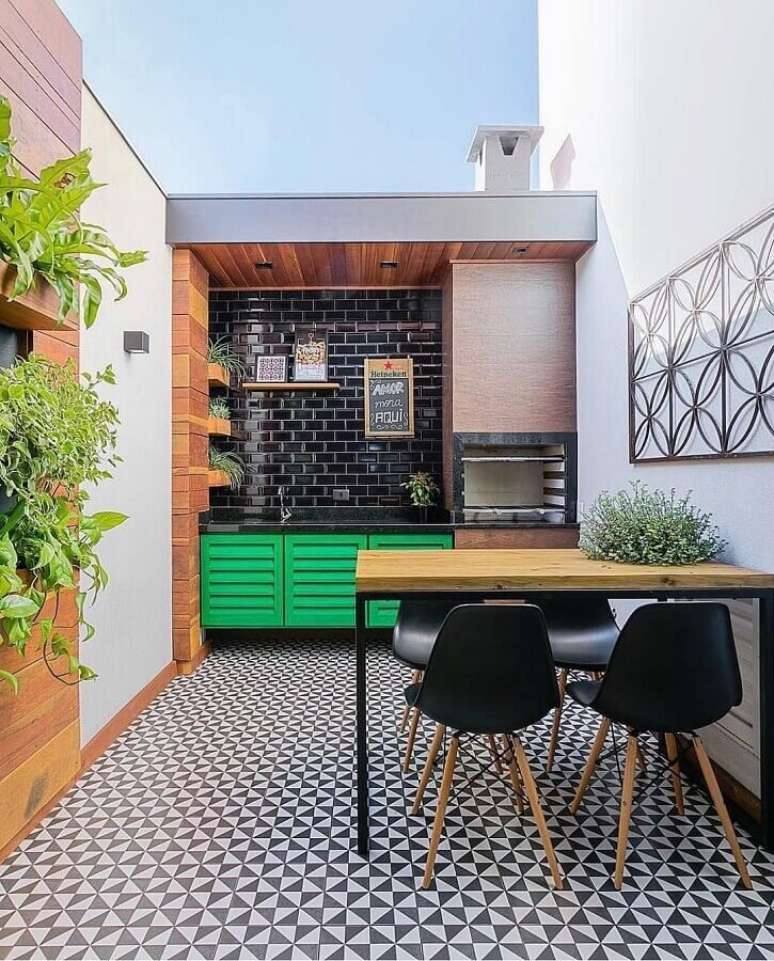 55. Piso preto e branco para espaço gourmet pequeno externo decorado com gabinete verde – Foto: Decor Fácil