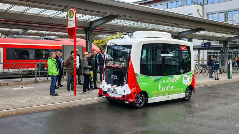Ônibus autônomos como este em Iserlohn, na Alemanha, poderão ajudar a levar passageiros do transporte público para outras partes da cidade