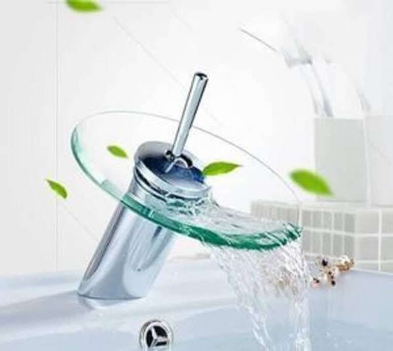 27. Torneira de vidro cascata no banheiro &ndash; Foto Viva Decora