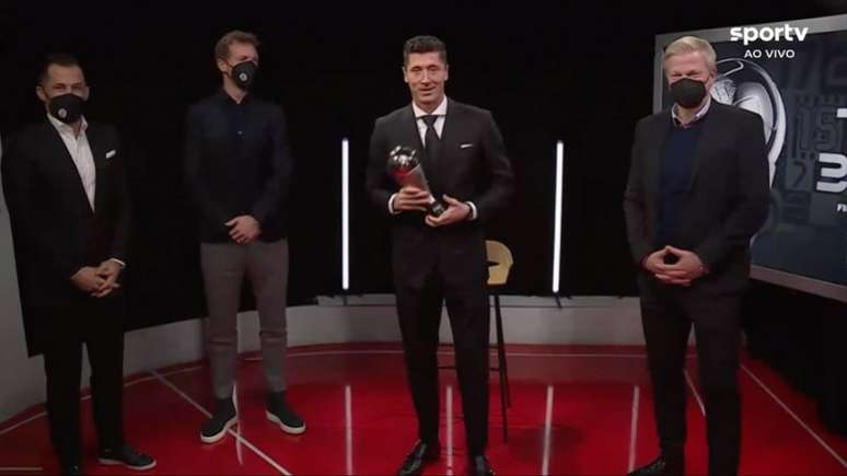 Lewandowski agora tem dois prêmios de melhor do mundo da Fifa (Foto: Reprodução / SporTV)