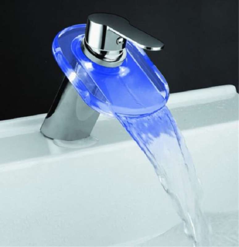 37. Torneira de vidro com led azul &ndash; Foto Casa e Constru&ccedil;&atilde;o