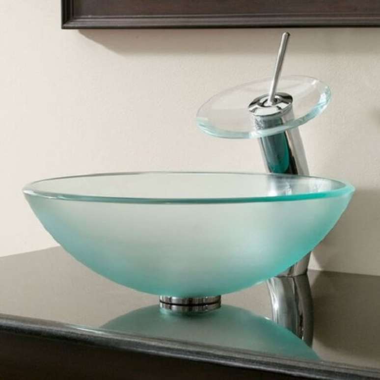 33. Torneira de vidro com cuba de vidro e bancada preto &ndash; Foto Overstock