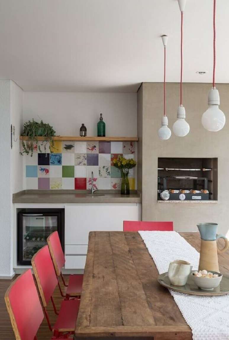 10. Área gourmet em espaço pequeno decorada com luminária pendente simples – Foto: Lucia Manzano Arquitetura + Paisagismo