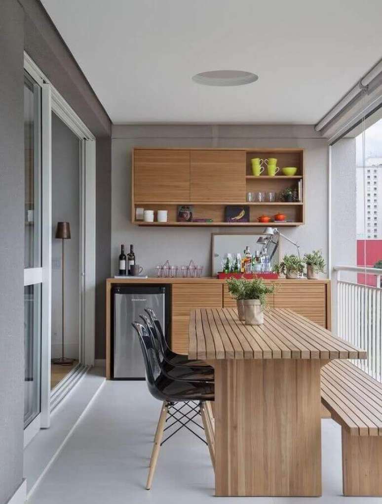 51. Móveis de madeira para decoração de apartamento com espaço gourmet pequeno – Foto: Projeto Hestia