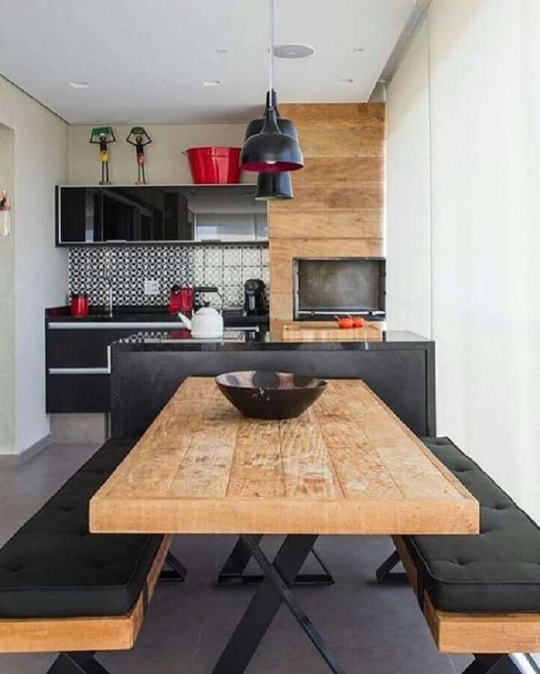 46. Mesa com banco de madeira para decoração de espaço gourmet pequeno com churrasqueira – Foto: Iaza Móveis