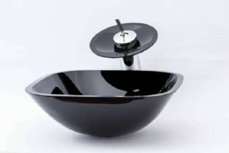 20. Cuba preta com torneira de vidro combinando &ndash; Foto Casa e Construcao