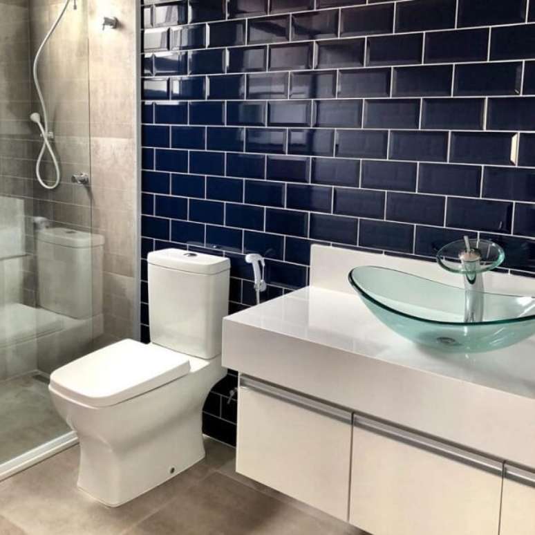 31. Torneira de vidro com bancada planejada &ndash; Foto Priscila Mattos Venturi