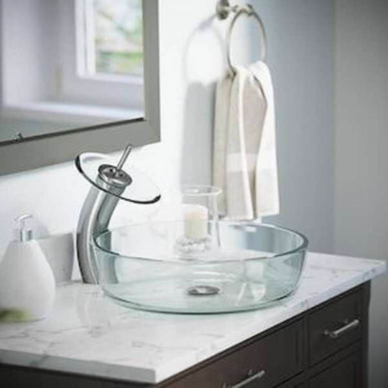 35. Torneira de vidro com cuba &ndash; Foto Lowes