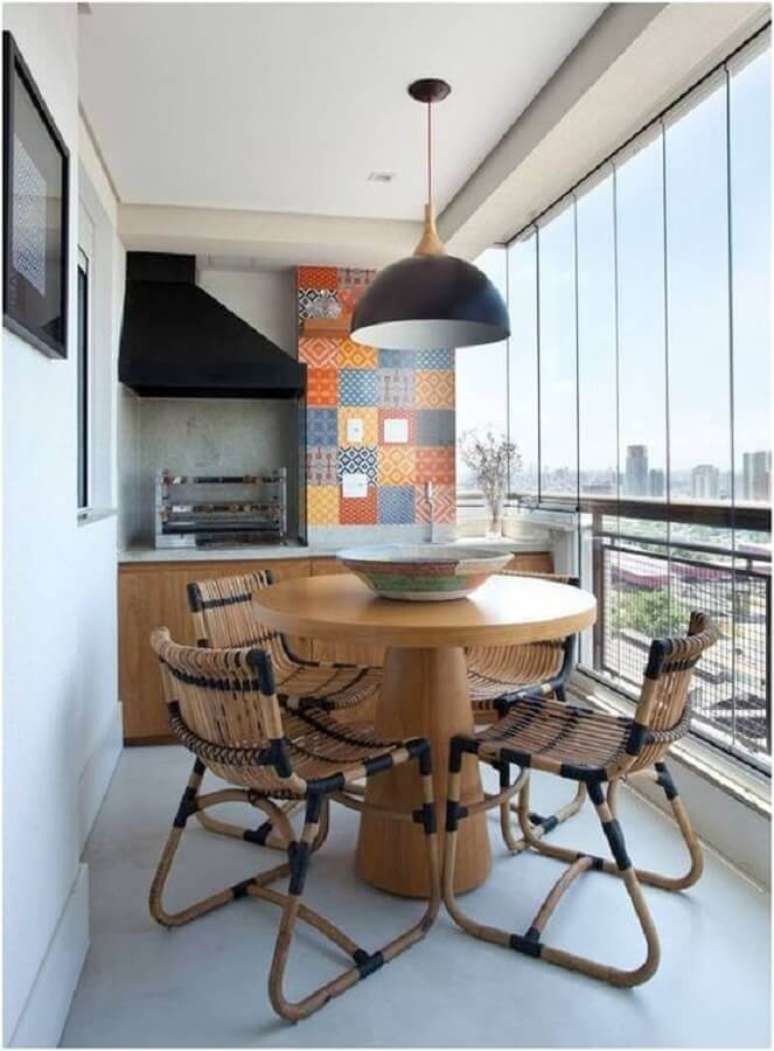 49. Mesa redonda com cadeiras rusticas para decoração de espaço gourmet pequeno com churrasqueira de vidro – Foto: Mariely Del Rey