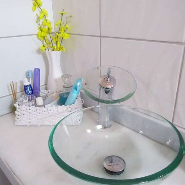 25. Torneira de vidro cascata com cuba na bancada branca &ndash; Foto Olivia e Gustavo