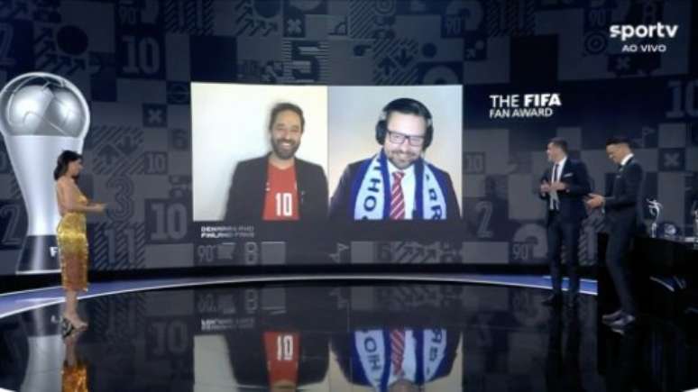Torcedores dinamarqueses e finlandeses receberam prêmio da Fifa (Foto: Reprodução / SporTV)