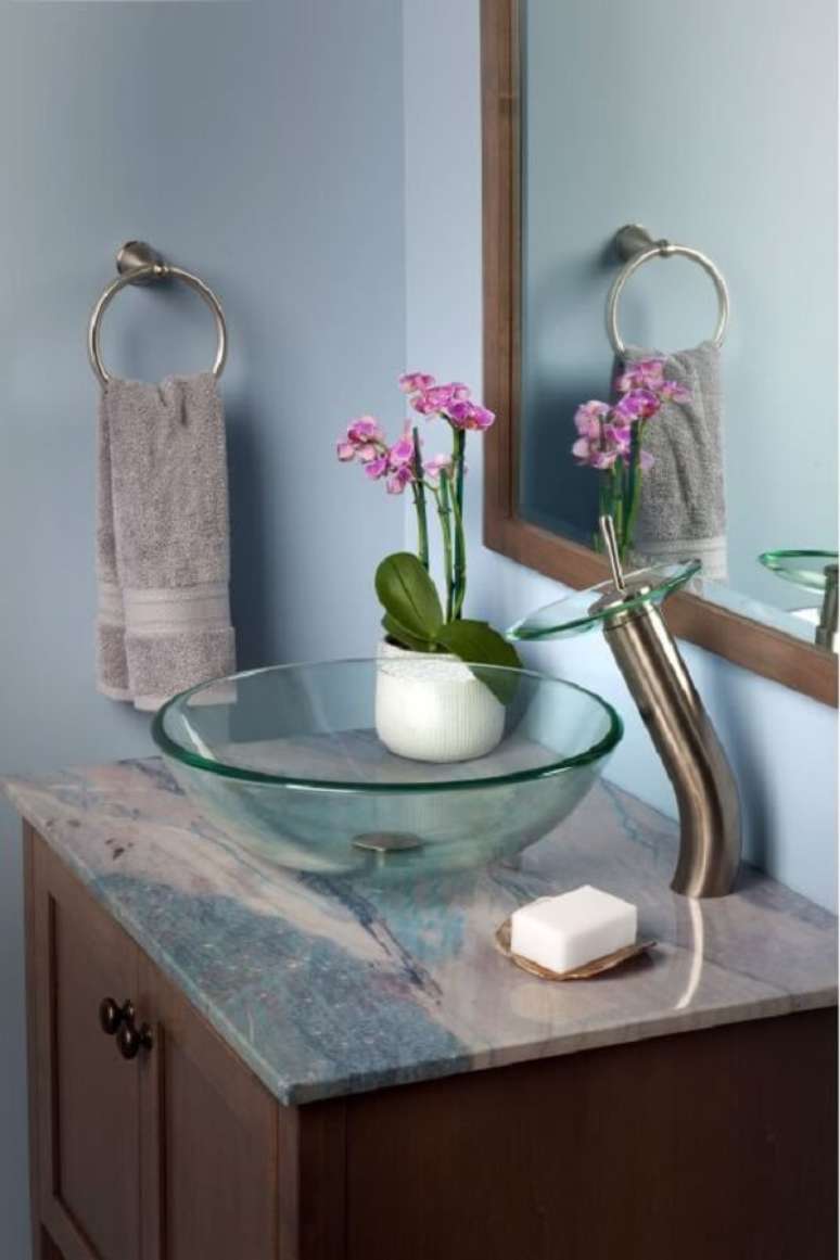 7. Lavabo com torneira de vidro &ndash; Foto Build With Ferguson