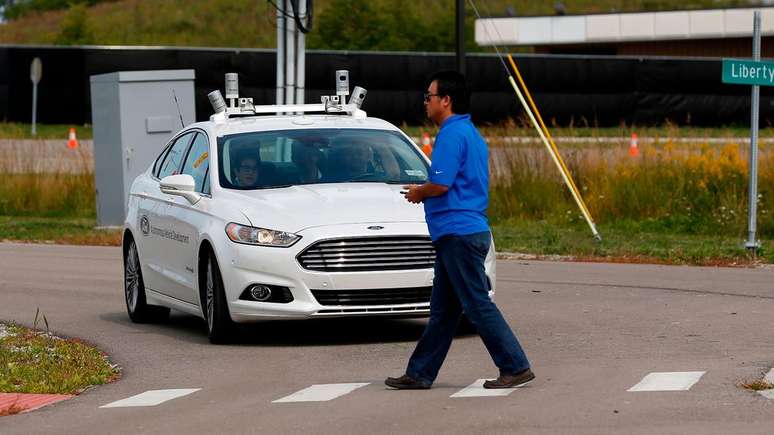 A Mcity, da Universidade de Michigan, nos Estados Unidos, testa carros autônomos em suas pistas que imitam o ambiente de uma cidade real, completa e com faixas para pedestres