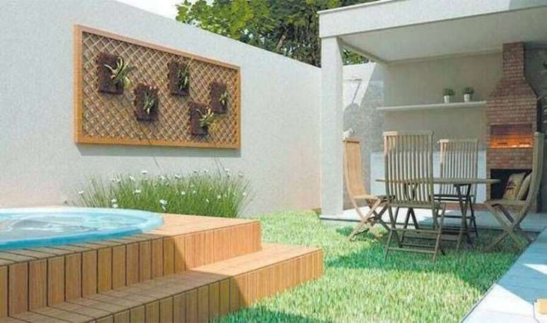 28. Decoração de espaço gourmet pequeno com piscina e jardim – Foto: Decoração e Arte