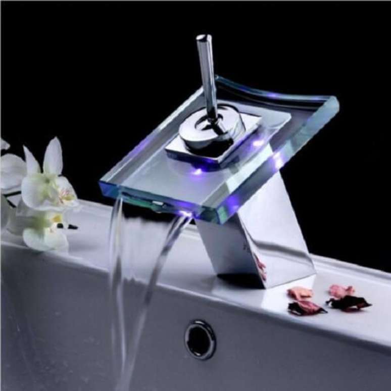 15. Banheiro moderno com torneira de vidro &ndash; Foto Casa e Construcao