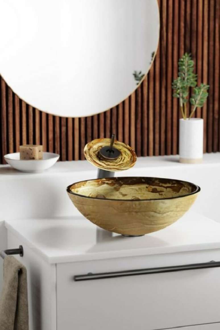 2. Banheiro branco com cuba e torneira de vidro &ndash; Foto Rene Sikns