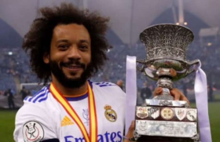 Marcelo com a taça da Supercopa da Espanha (Divulgação)