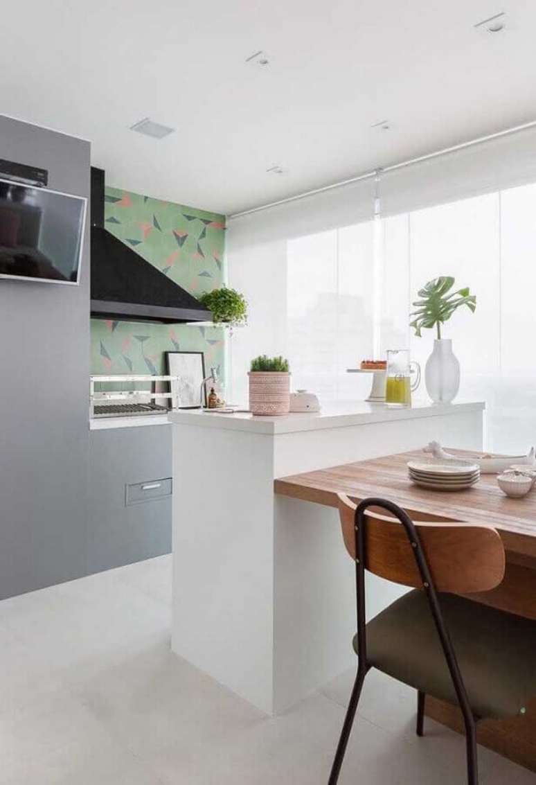 32. Decoração moderna de espaço gourmet pequeno com churrasqueira e revestimento verde Foto Decor Fácil