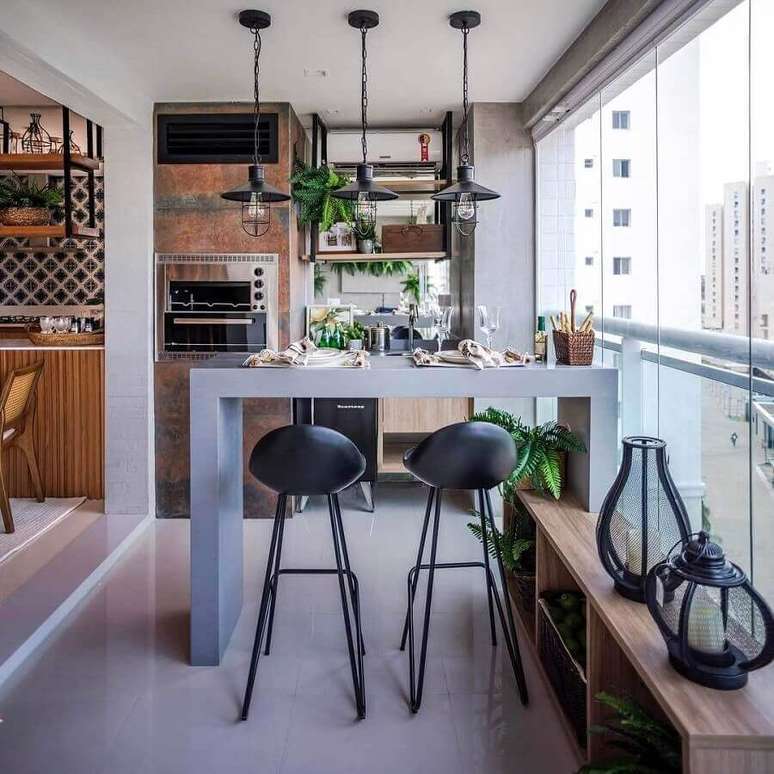 31. Decoração moderna de espaço gourmet pequeno com churrasqueira e banqueta alta – Foto: Casinha Arrumada