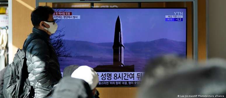 Imagem de televisão sul-coreana mostra reportagem sobre programa de mísseis norte-coreano 