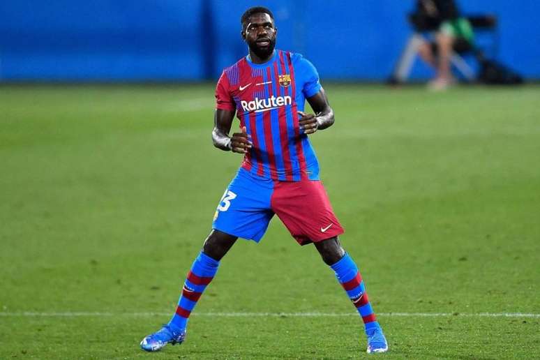 Umtiti sofreu fratura no quinto metatarso do pé direito (Foto: PAU BARRENA / AFP)