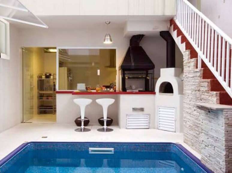 19. Churrasqueira de vidro para decoração de espaço gourmet pequeno com piscina – Foto: Casa e Festa