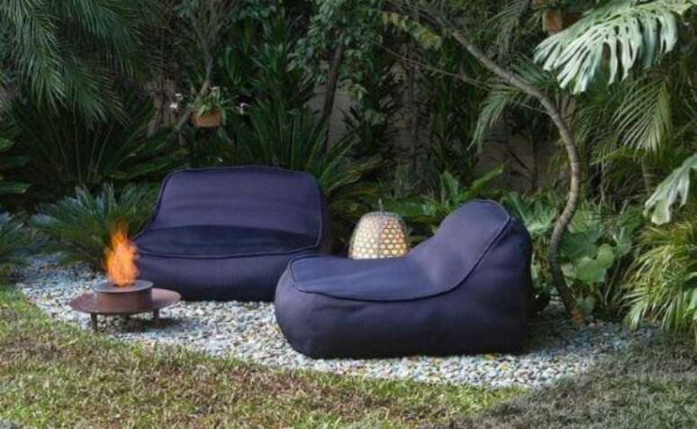 64. Jardim com chaise longue azul marinho &ndash; Foto Elkis Paisagismo