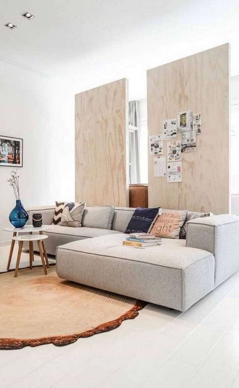 61. Divis&oacute;ria de madeira para sala com painel atr&aacute;s do sof&aacute; chaise longue &ndash; Foto decor Facil