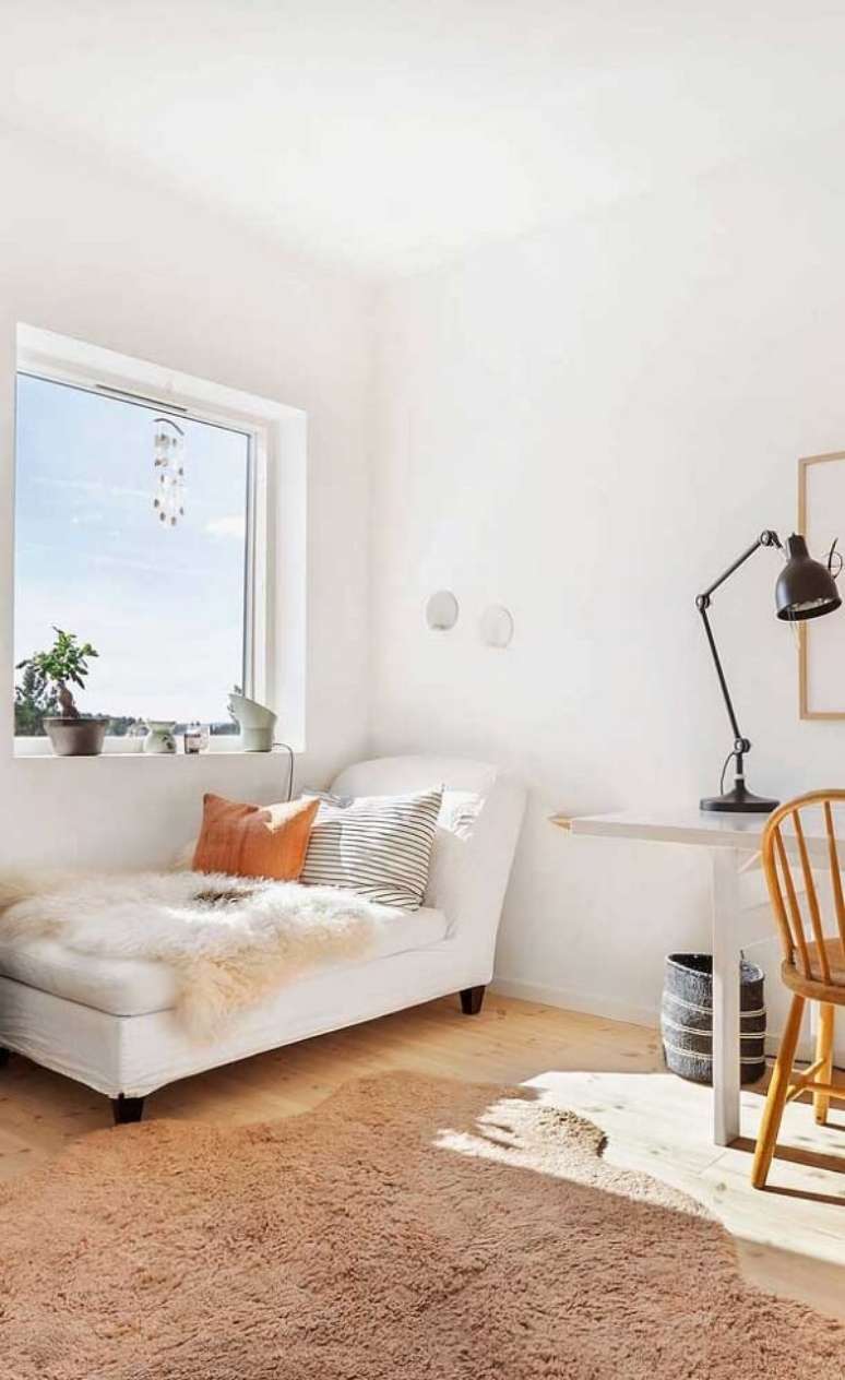 62. Escrit&oacute;rio decorado com chaise longue e almofadas modernas &ndash; Foto Kreem Park